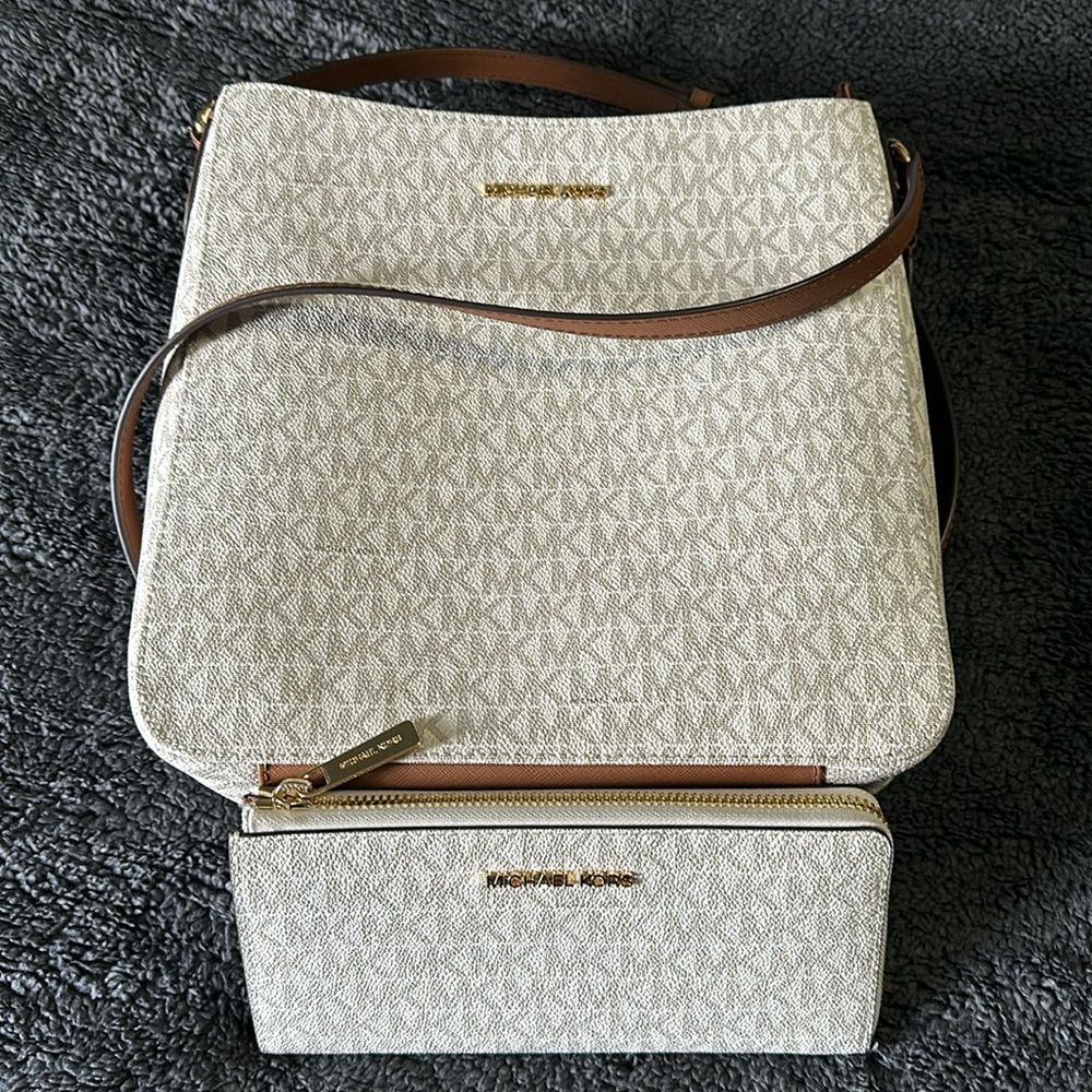 MICHAEL KORS PURSE and WALLET 
excellent condition.